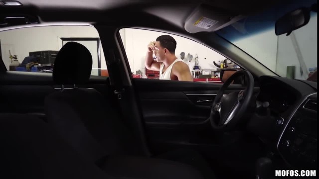 Мулатка села на член парня - #9